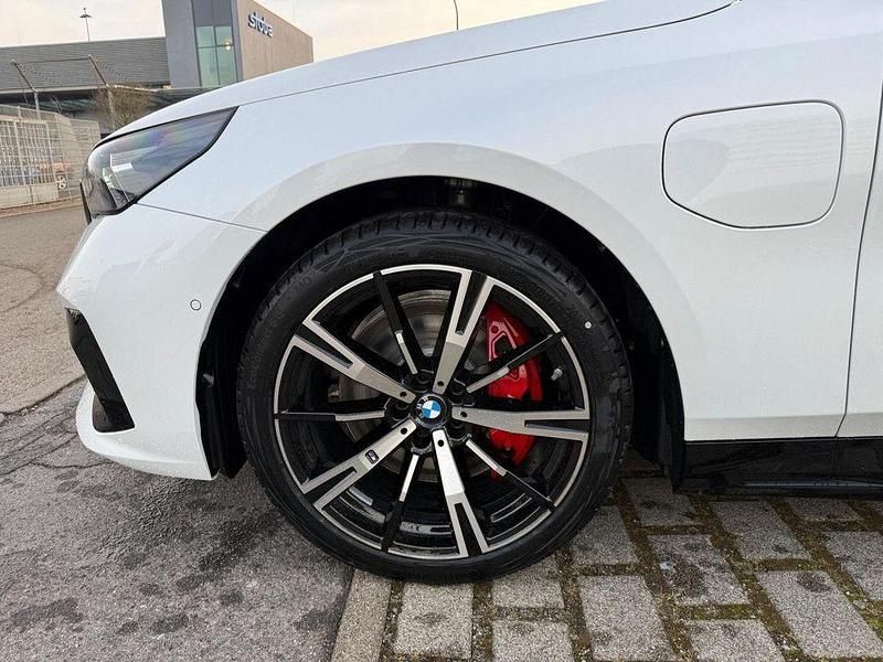 Neu BMW 550e Sport Line 489 PS (359 kW) 2025 Weiß Limousine