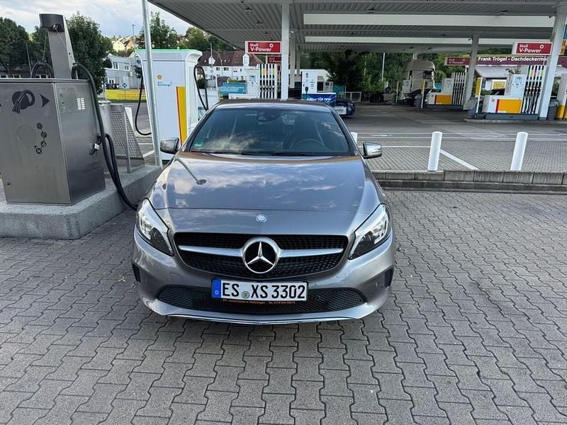 Grau Gebraucht 2016 Mercedes A160 Limousine | 11.800 € (Superpreis) - Bild 1/4