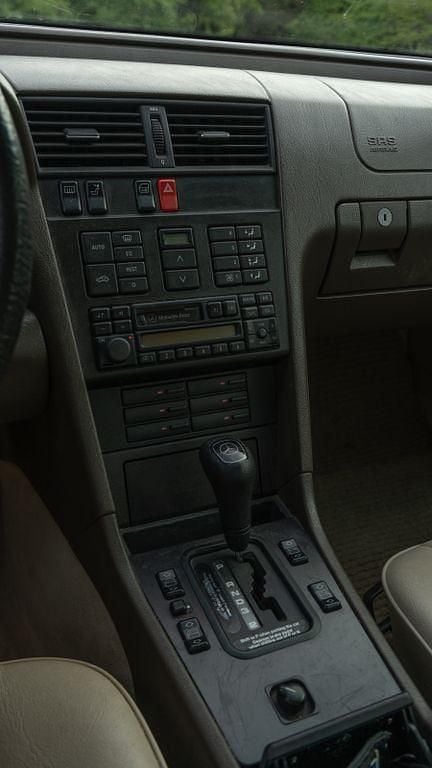 Gebraucht Mercedes 220 150 PS (110 kW) 1995 Grün Limousine