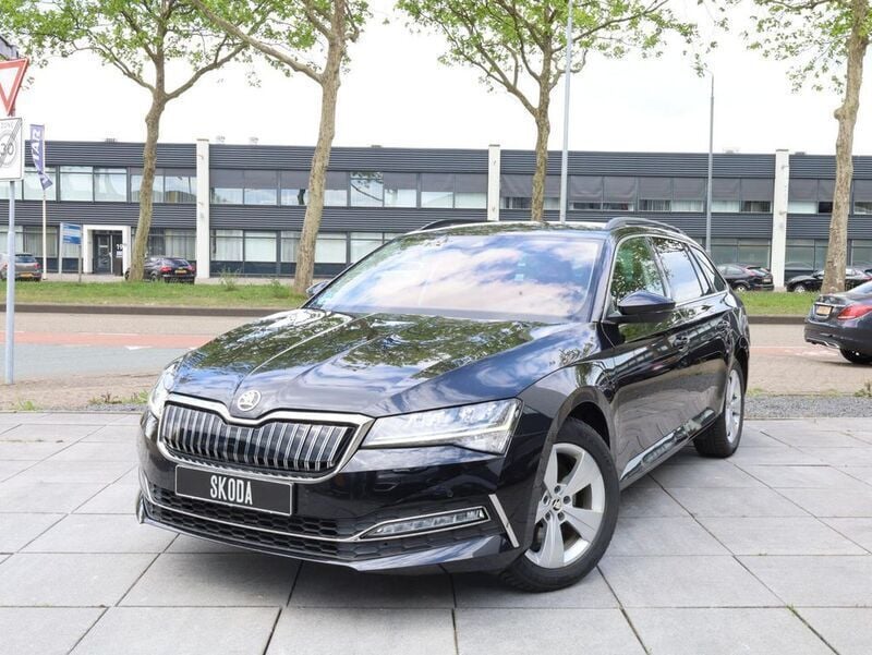 Schwarz Gebraucht 2020 Skoda Superb Kombi | 19.953 € (Superpreis) - Bild 1/4