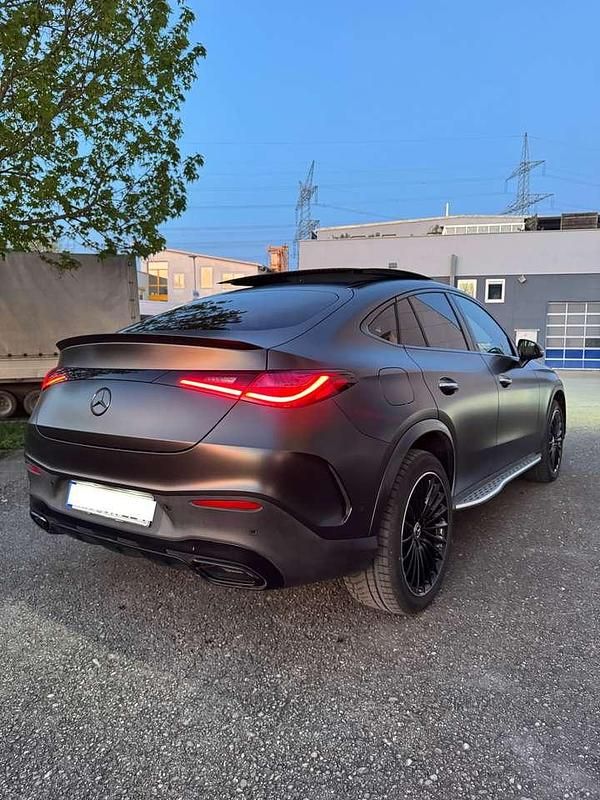 Gebraucht Mercedes GLC300e 197 PS (144 kW) 2025 Schwarz Coupé