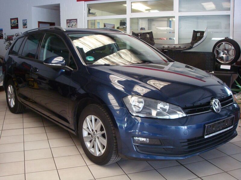 Blau Gebraucht 2014 VW Golf VII Comfortline Kombi | 7.950 € (Fairer Preis) - Bild 1/4