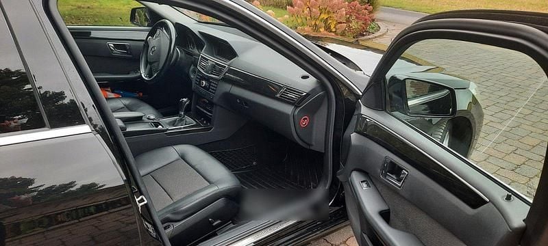 Gebraucht Mercedes E200 Avantgarde 184 PS (135 kW) 2011 Schwarz Kombi