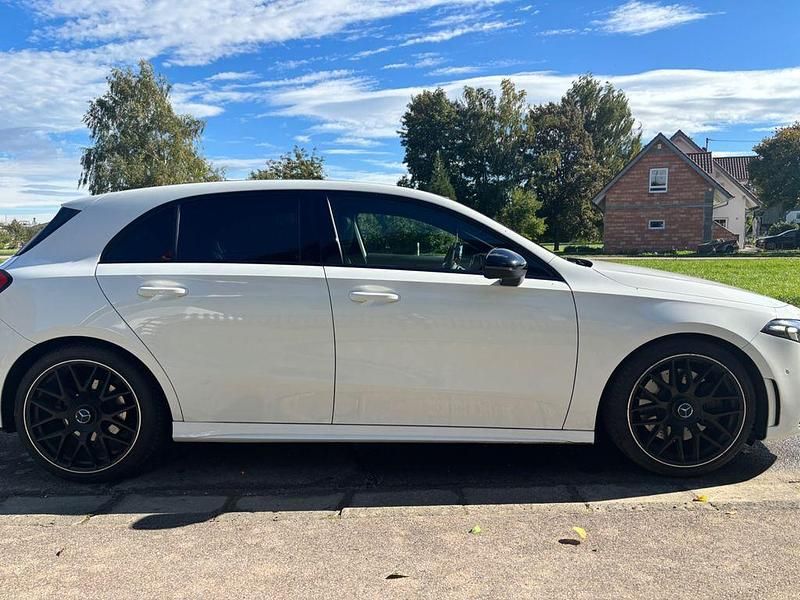 Weiß Gebraucht 2018 Mercedes A250 AMG line Limousine | 27.300 € (Fairer Preis) - Bild 1/4