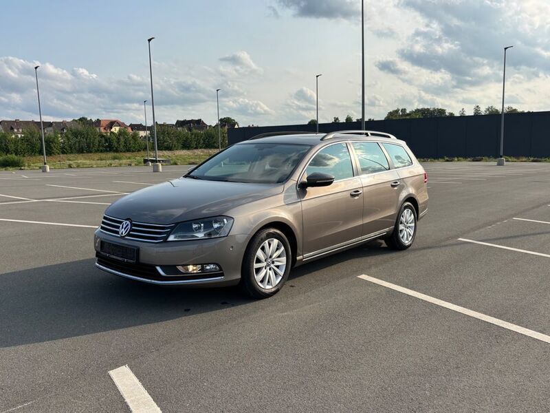 Braun Gebraucht 2011 VW Passat Comfortline Kombi | 7.999 € (Fairer Preis) - Bild 1/4