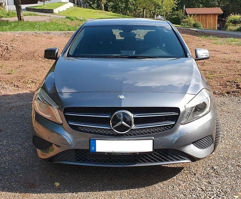 Grau Gebraucht 2015 Mercedes A200 Style Limousine | 16.500 € (Fairer Preis) - Bild 1/4