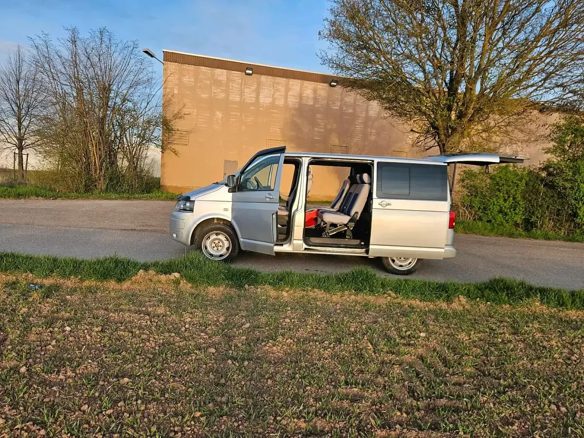 Używany VW Caravelle 179 KM (131 kW) 2013 Srebrny Van