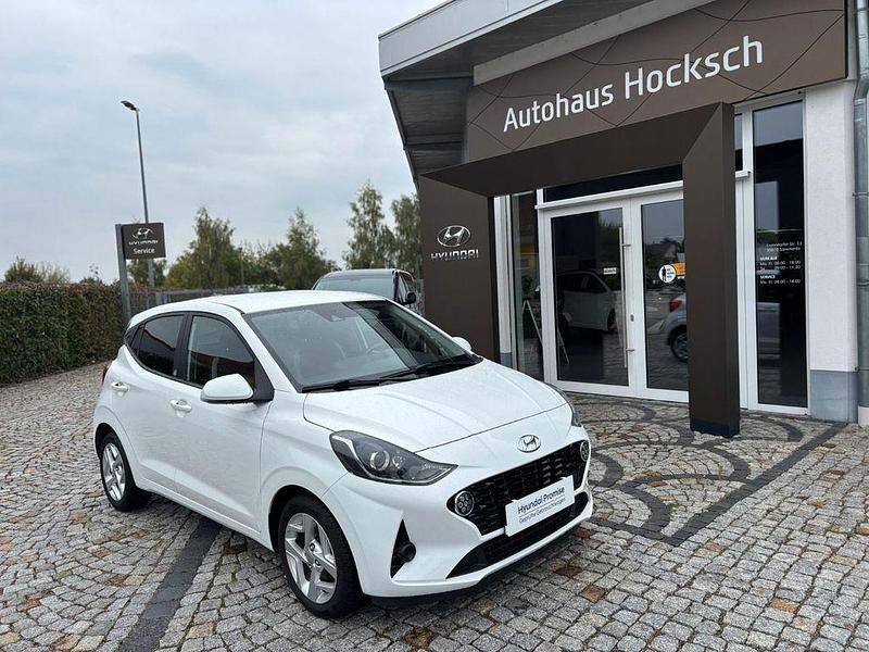 Weiß Gebraucht 2021 Hyundai i10 Edition 30 Kleinwagen | 12.490 € (Fairer Preis) - Bild 1/4