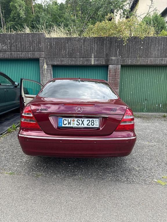 Gebraucht Mercedes E500 Elegance 306 PS (225 kW) 2003 Rot Limousine