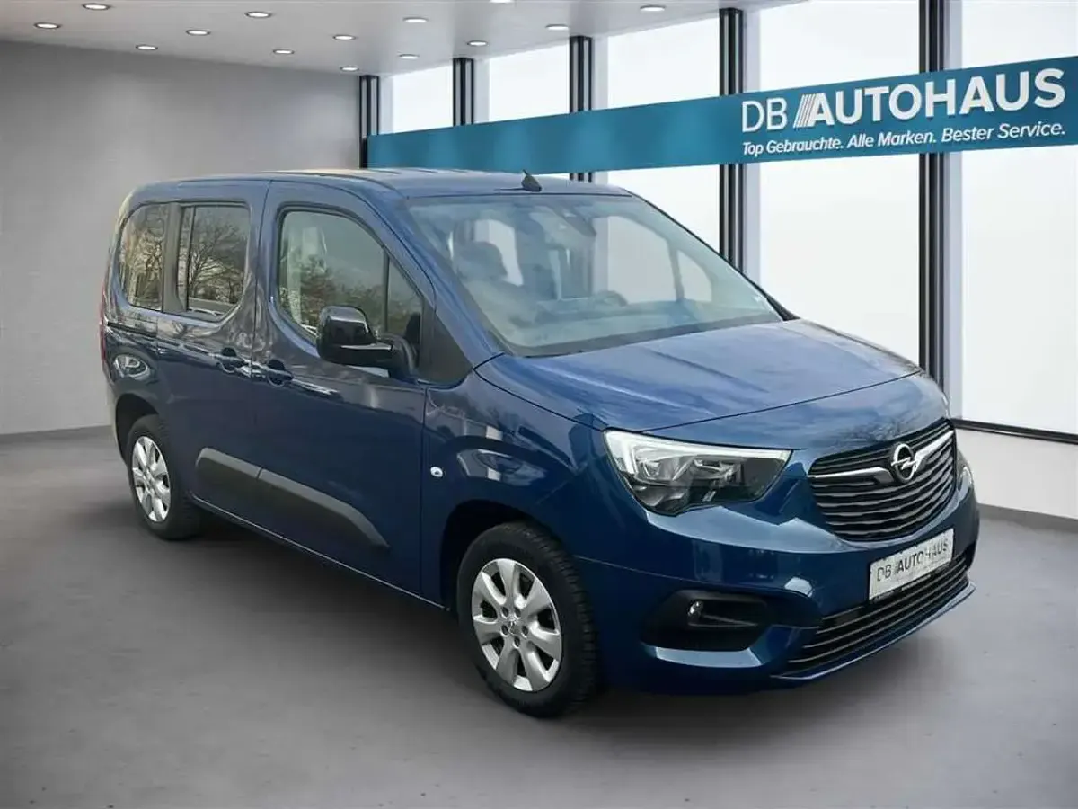 Second-hand Opel Combo Life Elegance 131 CP (96 kW) 2022 Albastru Monovolum