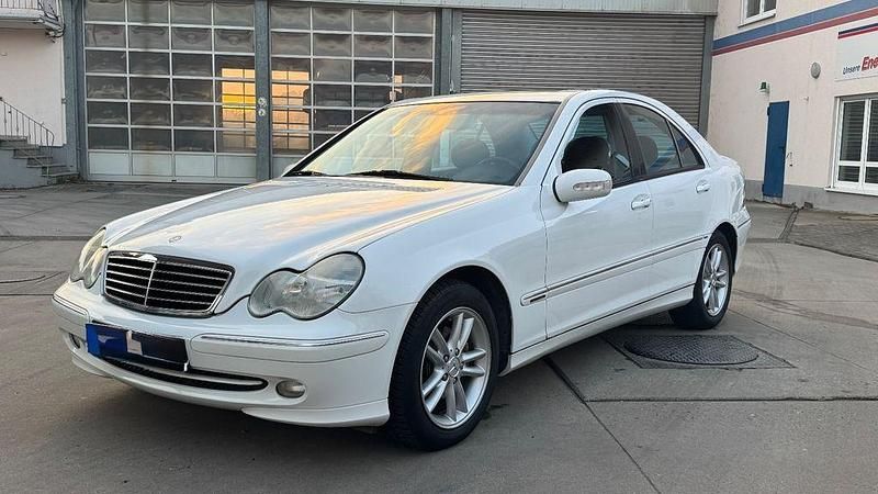 Weiß Gebraucht 2001 Mercedes C200 Avantgarde Limousine | 3.950 € (Fairer Preis) - Bild 1/4
