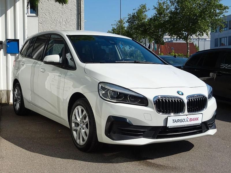 Weiß Gebraucht 2021 BMW 218 Gran Tourer Advantage Van / Kleinbus | 21.950 € (Teuer) - Bild 1/4