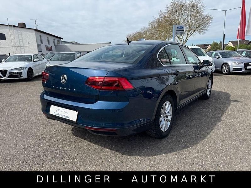 Gebraucht VW Passat 120 PS (88 kW) 2019 Blau Limousine