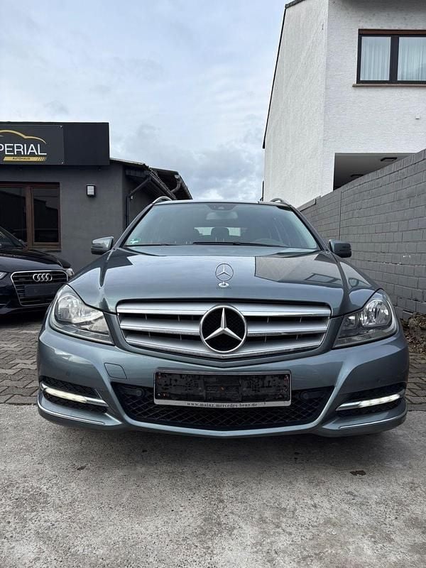Gebraucht Mercedes C180 156 PS (114 kW) 2011 Grau Kombi