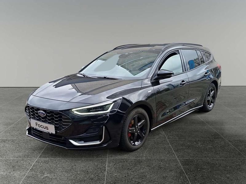 Obsidianschwarz metallic Gebraucht 2024 Ford Focus ST-Line Kombi | 26.590 € (Fairer Preis) - Bild 1/4
