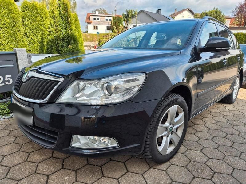 Schwarz Gebraucht 2012 Skoda Octavia Kombi | 7.880 € (Etwas zu teuer) - Bild 1/4