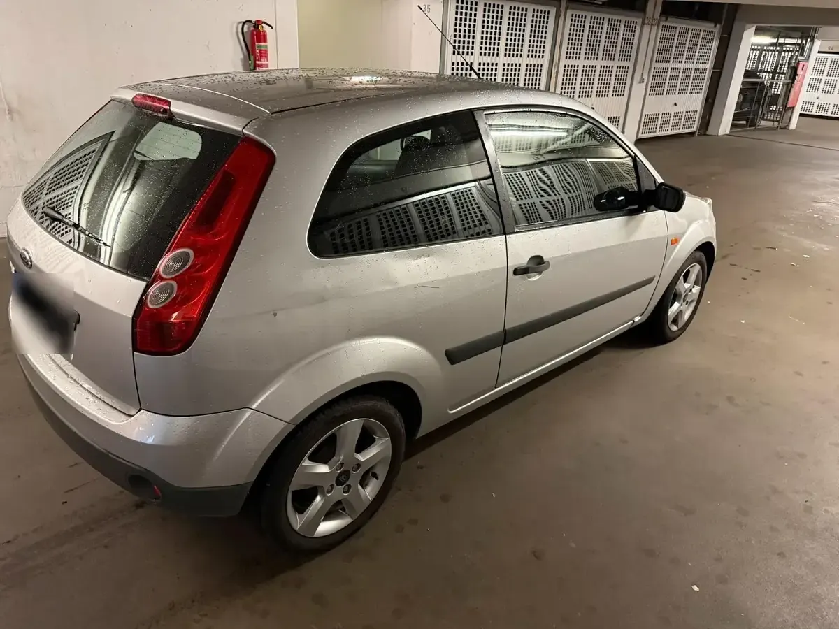 Usata Ford Fiesta 70 CV (51 kW) 2006 Argento Utilitaria
