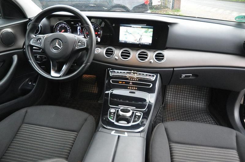 Gebraucht Mercedes E220 Avantgarde 194 PS (142 kW) 2017 Schwarz Limousine