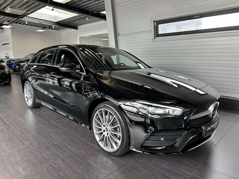 Nachtschwarz Gebraucht 2021 Mercedes CLA250e AMG Limousine | 24.590 € (Guter Preis) - Bild 1/4