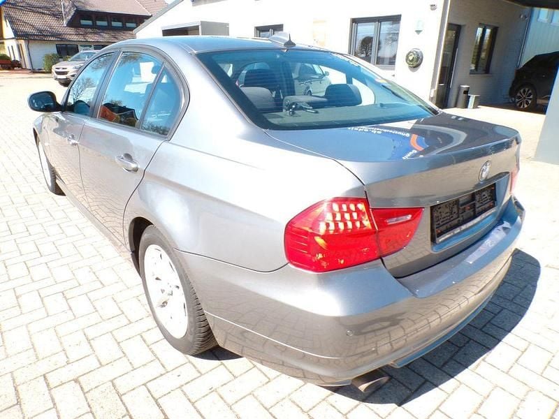 Second-hand BMW 318 143 CP (105 kW) 2011 Gri Berlinǎ