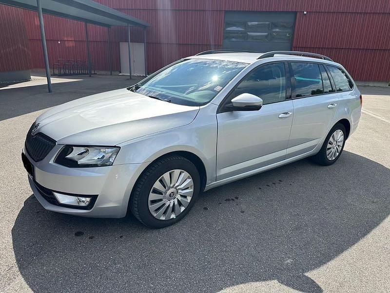 Silber Gebraucht 2015 Skoda Octavia Ambition Kombi | 9.500 € (Fairer Preis) - Bild 1/4