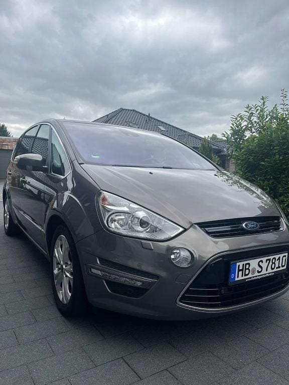 Grau Gebraucht 2013 Ford S-MAX Titanium Van / Kleinbus | 10.700 € (Teuer) - Bild 1/4