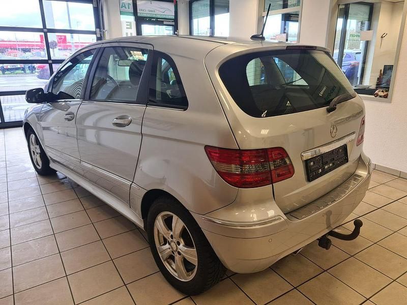 Gebraucht Mercedes B200 140 PS (102 kW) 2009 Silber Van / Kleinbus