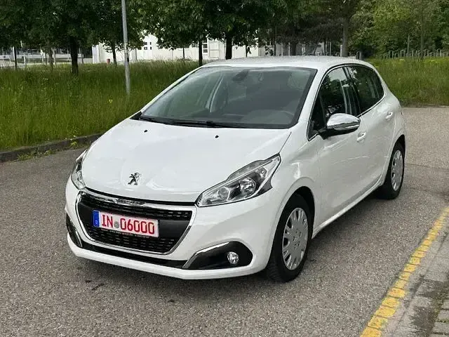 Gebraucht Peugeot 208 Allure 110 PS (80 kW) 2017 Weiß Kleinwagen