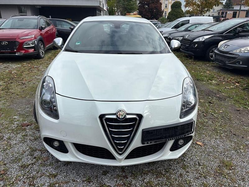 Weiß Gebraucht 2013 Alfa Romeo Giulietta Turismo Limousine | 5.500 € (Guter Preis) - Bild 1/4