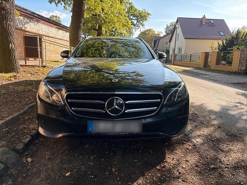 Schwarz Gebraucht 2018 Mercedes E220 Kombi | 18.000 € (Superpreis) - Bild 1/4