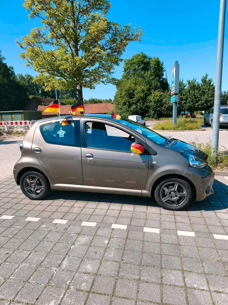 Gebraucht Toyota Aygo 70 PS (51 kW) 2012 Braun Kleinwagen