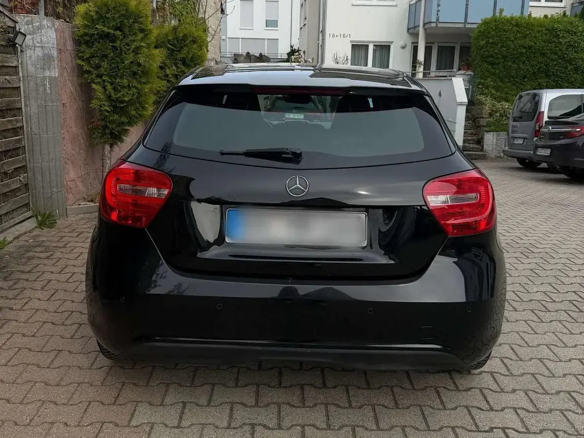 Gebraucht Mercedes A180 122 PS (89 kW) 2014 Schwarz Limousine