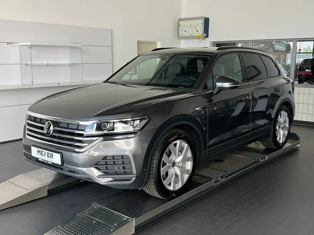 Gebraucht VW Touareg 231 PS (169 kW) 2023 Siliziumgrau metallic SUV