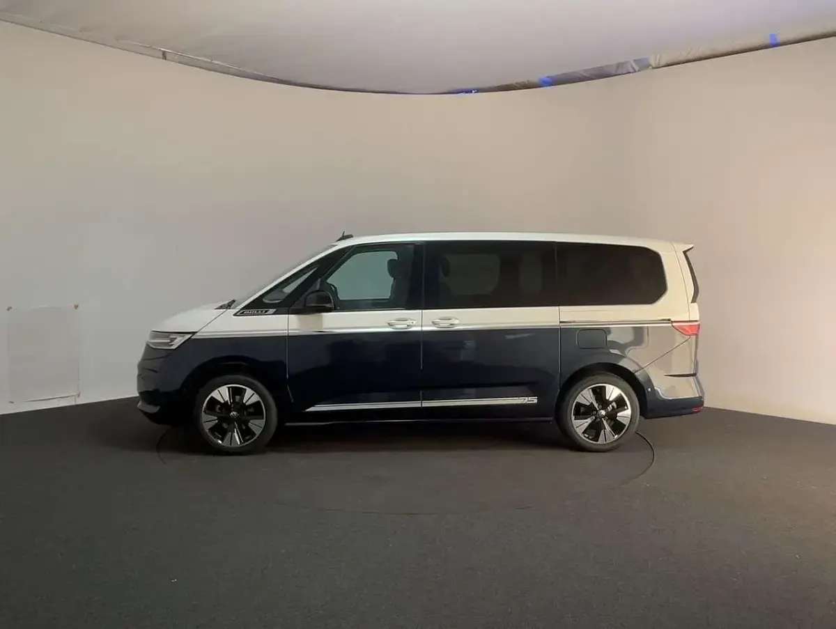 Gebraucht VW Multivan Life 150 PS (110 kW) 2026 Blau Van / Kleinbus
