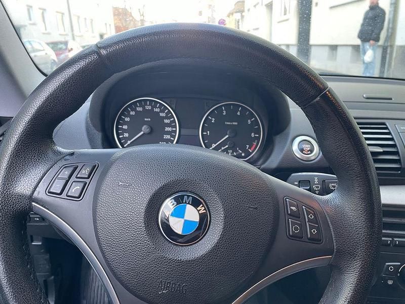 Gebraucht BMW 116 122 PS (89 kW) 2010 Schwarz Kleinwagen