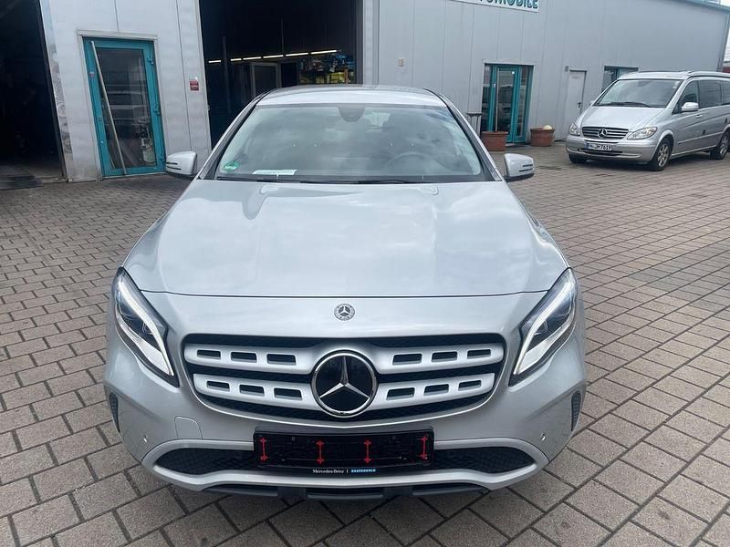 Silber Gebraucht 2017 Mercedes GLA200 SUV | 17.450 € (Guter Preis) - Bild 1/4