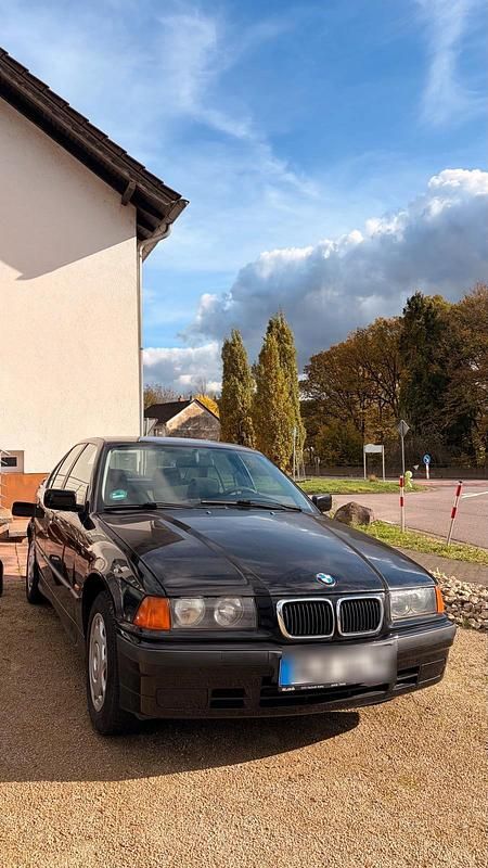 Schwarz Gebraucht 1996 BMW 318 Basis Limousine | 2.500 € - Bild 1/4