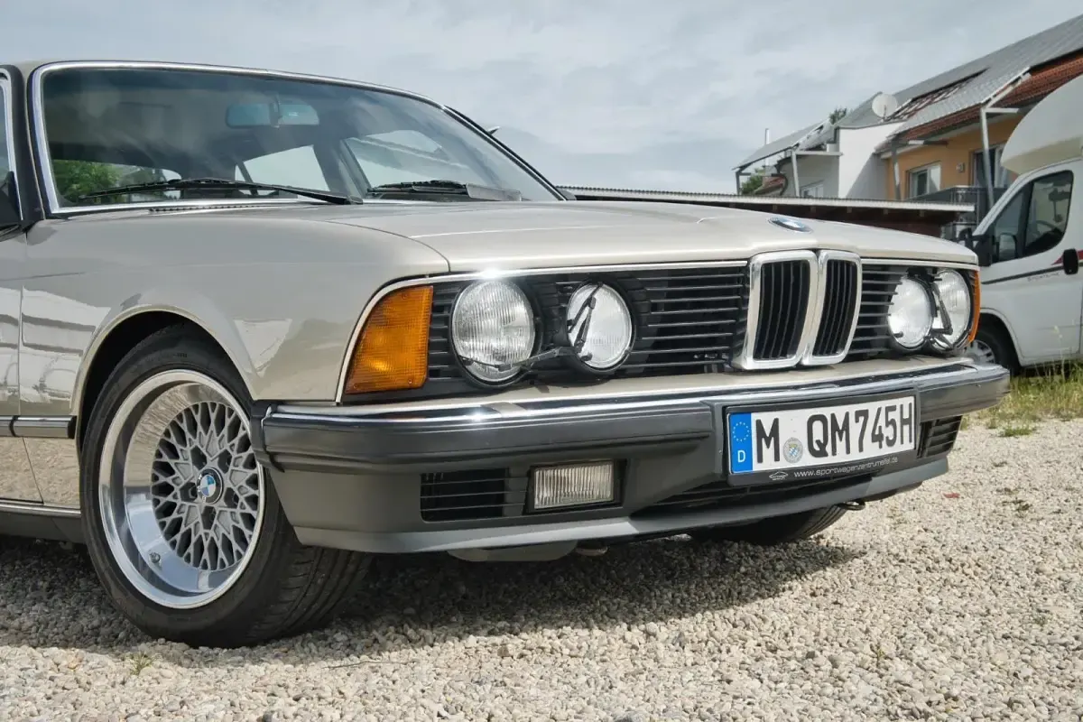 Gebraucht BMW 745 252 PS (185 kW) 1984 Gold Limousine