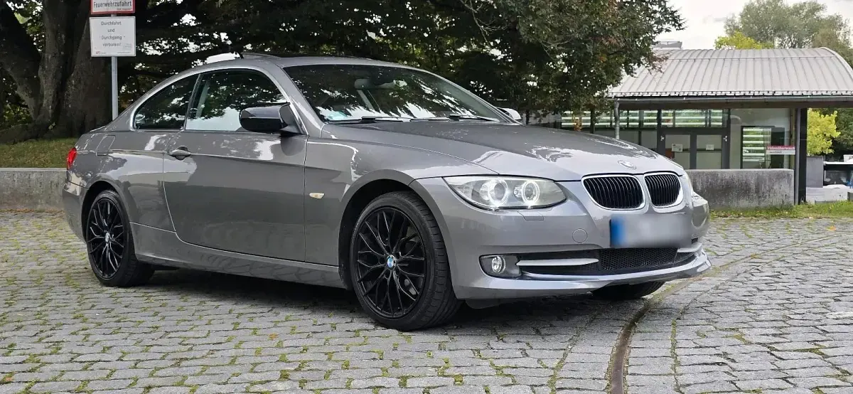 Gebraucht BMW 320 184 PS (135 kW) 2010 Grau Coupé