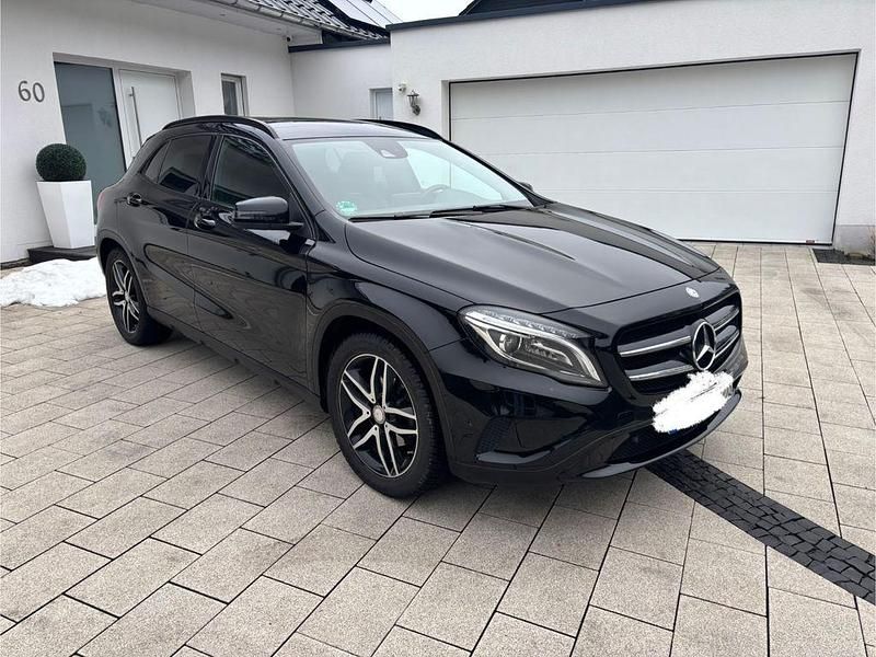 Schwarz Gebraucht 2016 Mercedes GLA220 Night SUV | 19.900 € (Fairer Preis) - Bild 1/4