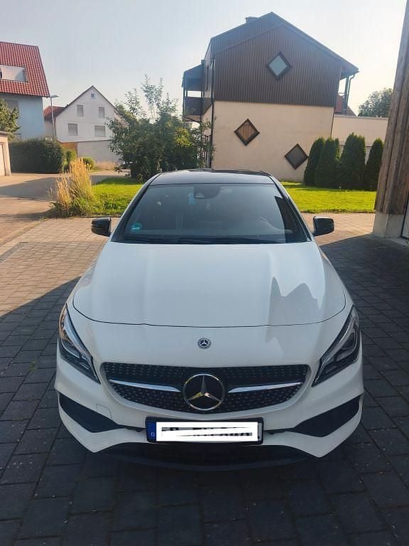 Weiß Gebraucht 2017 Mercedes CLA180 AMG line Limousine | 16.000 € (Guter Preis) - Bild 1/4