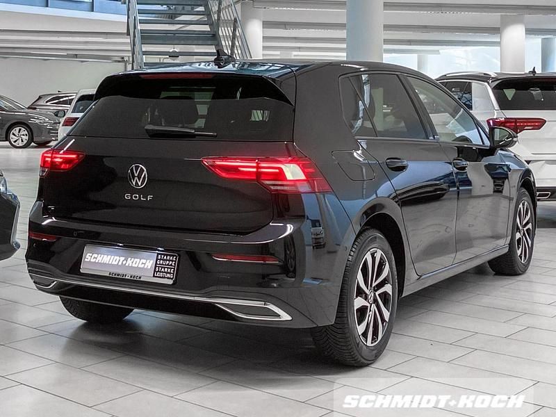 Gebraucht VW Golf VIII Active 116 PS (85 kW) 2023 Deep black perleffekt (schwarz) Limousine