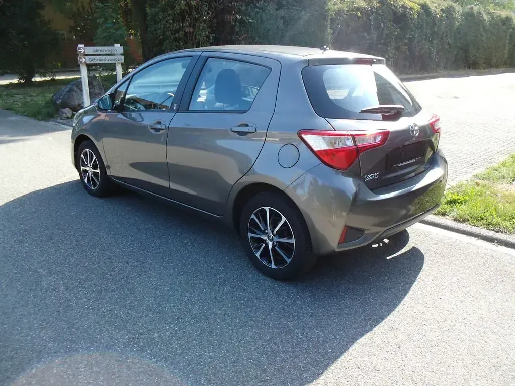 Gebraucht Toyota Yaris Team 111 PS (81 kW) 2018 Grau Limousine