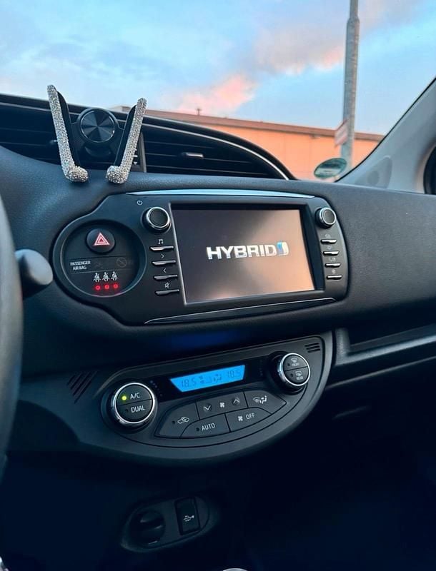 Gebraucht Toyota Yaris Hybrid 73 PS (53 kW) 2017 Grau Kleinwagen