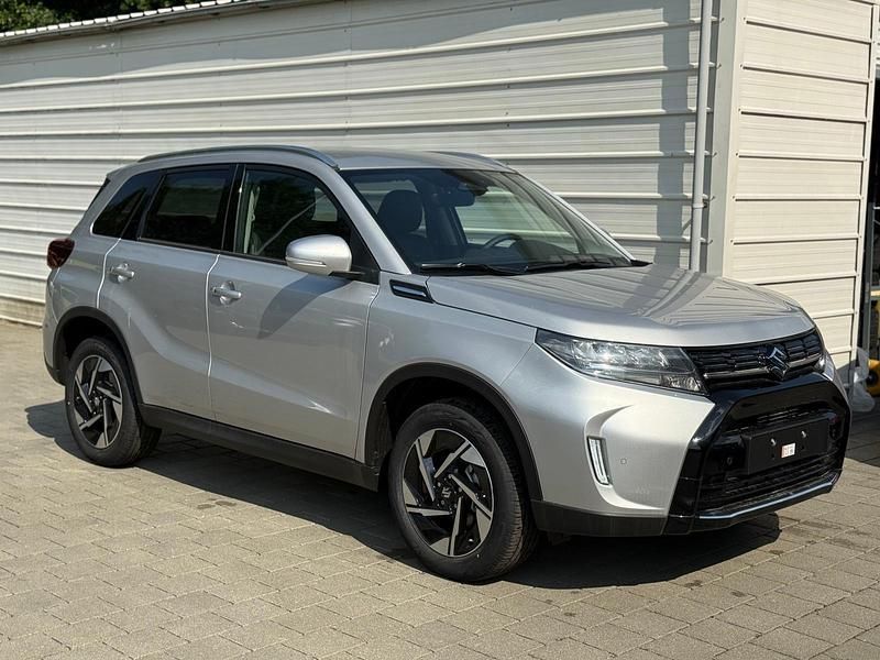 Silky silver metallic Neu 2025 Suzuki Vitara Comfort+ SUV | 23.579 € (Fairer Preis) - Bild 1/4