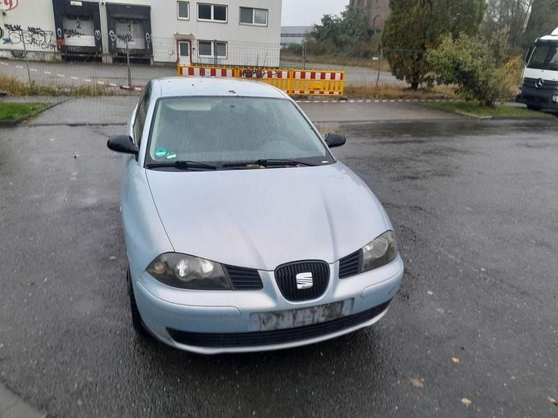 Blau Gebraucht 2002 Seat Ibiza Limousine | 750 € (Fairer Preis) - Bild 1/4