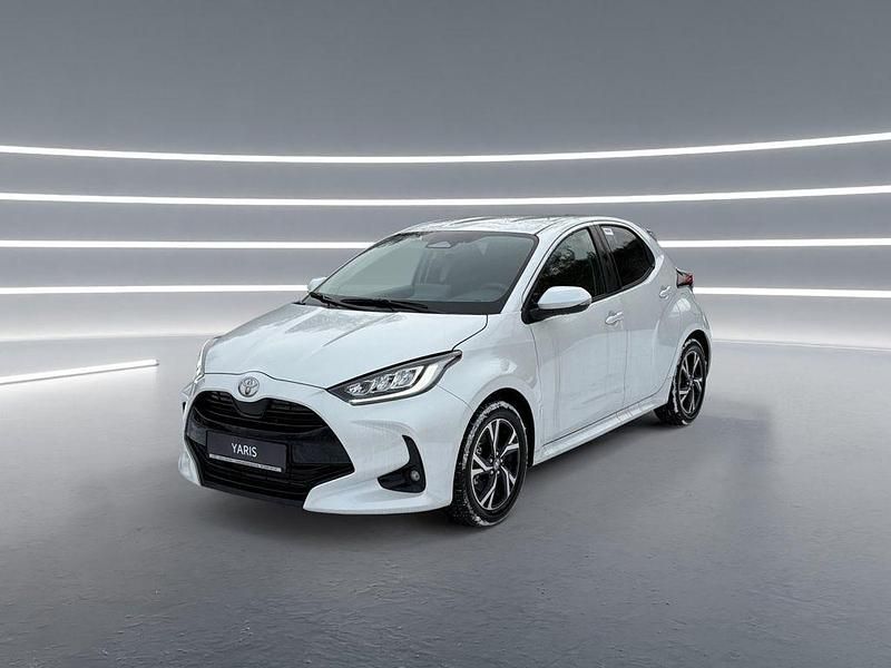 Weiß Neu 2026 Toyota Yaris Hybrid Comfort Limousine | 25.990 € (Fairer Preis) - Bild 1/4
