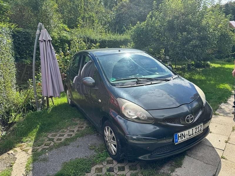 Grau Gebraucht 2009 Toyota Aygo Cool Kleinwagen | 2.300 € (Fairer Preis) - Bild 1/4