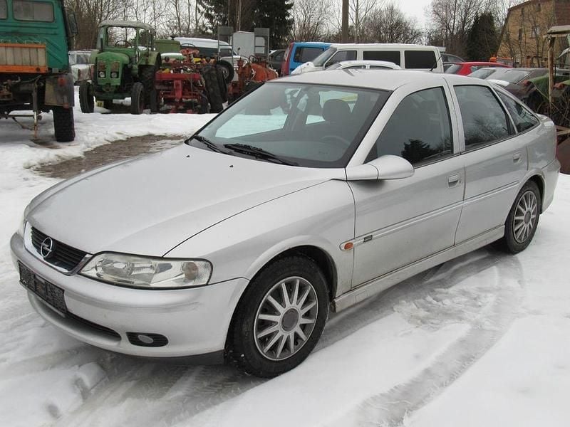 Gebraucht Opel Vectra Edition 116 PS (85 kW) 2000 Silber Limousine