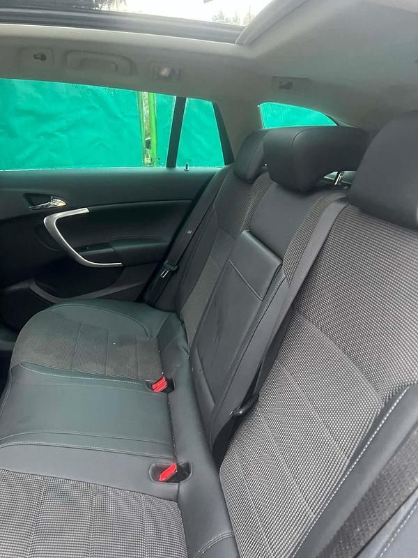 Usado Opel Insignia 160 HP (117 kW) 2011 Preto Carrinha